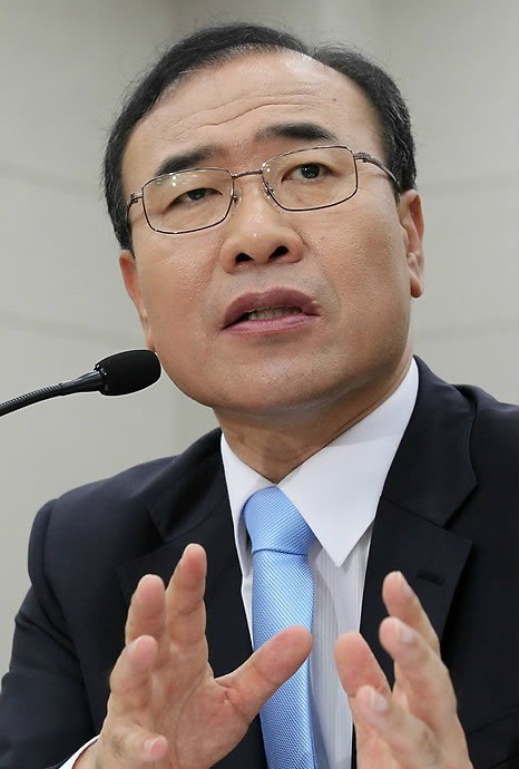 ▲ 한상대 검찰총장 내정자(왼쪽)가 4일 오전 국회에서 열린 법제사법위 인사청문회에서 증인선서를 마친뒤 선서문을 우윤근 법사위원장에게 제출하고 있다. ⓒ연합뉴스