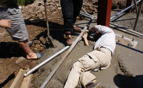 ▲ 제주 복합미항 현장에 드러누워 공사를 방해하고 있는 반대단체 회원.