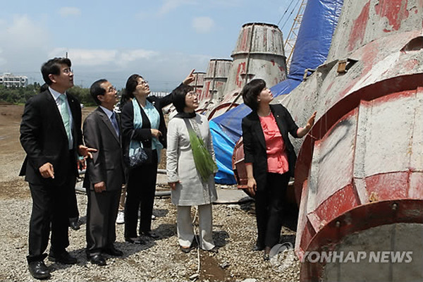 ▲ 공사가 중단된 제주 강정마을 복합미항 현장을 찾은 야5당 의원들.