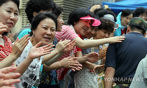 ▲ 되찾은 웃음 (서울=연합뉴스) 신준희 기자 = 우면산 산사태 피해를 입은 서울 서초구 방배동 한 아파트 주민들이 4일 오후 복구작업을 마치고 철수하는 육군 장병들에게 인사를 하고 있다. ⓒ