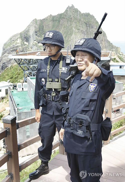 ▲ (독도 = 연합뉴스) 이상학 기자 = 독도 영토주권 수호 의지를 밝혀 온 이재오 특임장관이 1일 오전 독도에서 경비대원과 함께 일일 초병 체험을 하고 있다. 같은 시간 일본의 울릉도 방문 의원단 단장인 신도 요시타카(新藤義孝) 의원 등 3명은 김포공항에 도착했다. ⓒ