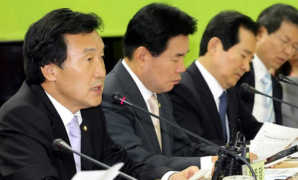 ▲ 손학규 대표가 5일 최고위원회의에서 저축은행 국정조사 청문회 무산 위기와 관련, "현 정권이 국민의 피눈물이 맺힌 이 사태의 진상규명을 끝내 외면한다면 그 대가를 반드시 치를 것"이라고 밝혔다. ⓒ 연합뉴스