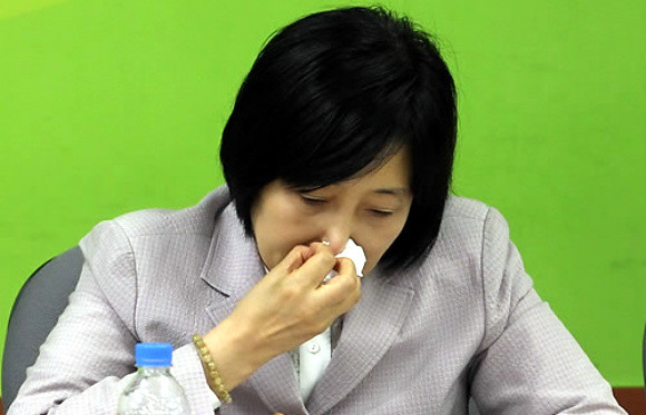 ▲ 박영선 민주당 정책위의장은 5일 최고위원회의에서 김진표 원내대표의 인사청문회 관련 발언을 듣다가 눈물을 쏟고 있다. ⓒ 연합뉴스