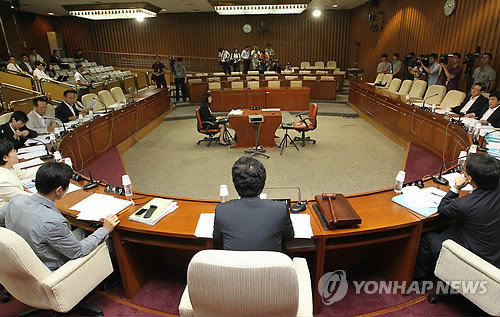 ▲ 5일 오전 국회에서 국회 저축은행국정조사 특위 대검찰청 기관보고가 출석대상인 기관 증인이 불출석한 채로 열리고 있다. ⓒ연합뉴스