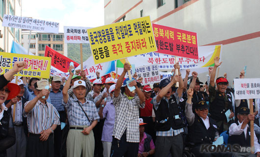 ▲ 지난달 29일 향군, 보훈단체 회원 500여 명이 김백일 장군 동상철거에 반대하며 거제시청을 항의방문했다.