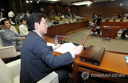 ▲ 국회 저축은행국정조사 특위 정두언 위원장이 5일 오전 국회에서 열린 대검찰청 기관보고에서 출석대상인 기관 증인이 불출석하자 동행명령서 발부를 의결하고 있다. ⓒ연합뉴스