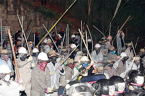 ▲ 유성기업 직장 폐쇄사태 당시 죽창으로 경찰을 공격하는 국가전복세력들ⓒ