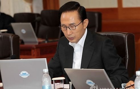 ▲ 국무회의서 자료를 보고 있는 이명박 대통령.ⓒ연합뉴스