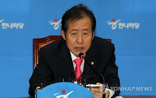 ▲ 한나라당 홍준표 대표가 8일 오전 국회 당대표실에서 열린 최고위원회의에서 민주당 손학규 대표에게 공개토론을 제안하고 있다. ⓒ연합뉴스