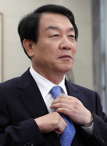 ▲ 국회 법제사법위원회 권재진 법무장관 내정자의 인사청문회가 열린 8일 오전 국회 법사위 회의장에서 권재진 내정자가 넥타이를 가다듬고 있다. ⓒ 연합뉴스