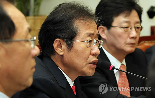▲ 한나라당 홍준표 대표가 8일 오전 국회 당대표실에서 열린 최고위원회의에서 미국의 경제위기에 대해 발언하고 있다. ⓒ연합뉴스