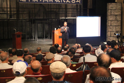 ▲ 8일 오후 서울 종로구 문화일보 홀에서 열린 '조갑제 기자의 현대사강좌'에서 이상의 전 합참의장이 군의 개혁방향에 대해 특강을 하고 있다.ⓒ konas.net