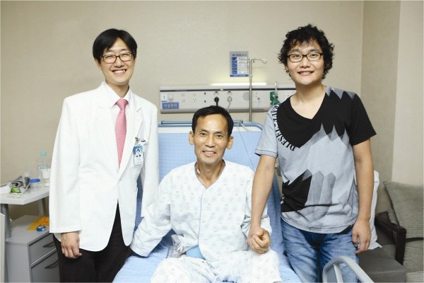 ▲ 지난달 21일 간이식 수술에 성공한 이해원 교수(왼쪽)와 수술을 받은 문승식씨와 아들 문병웅씨. ⓒ 서울시 제공