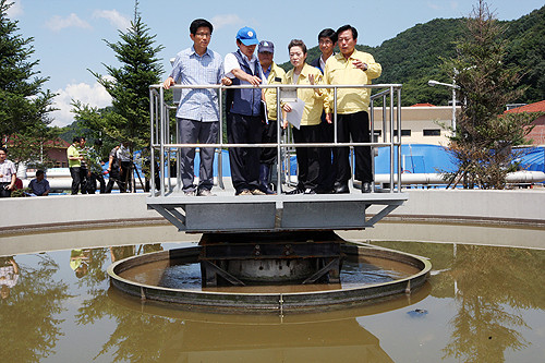 ▲ 김문수 경기도지사가 지난 5일 수해 피해를 입은 광주 하수처리장을 방문해 복구 작업을 독려하고 있다. ⓒ 뉴데일리