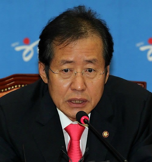 ▲ 한나라당 홍준표 대표가 8일 오전 국회 당대표실에서 열린 최고위원회의에서 민주당 손학규 대표에게 공개토론을 제안하고 있다. ⓒ연합뉴스