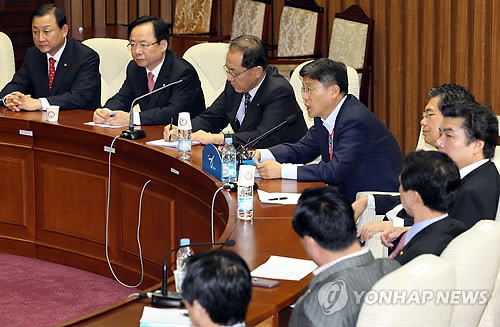 ▲ 9일 오전 국회에서 열린 한나라당 원내대책회의에서 당직자들이 현안을 논의하고 있다. ⓒ연합뉴스