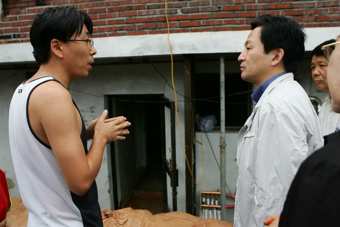 ▲ 한나라당 원희룡 최고위원이 9일 방배2동 수해지역을 찾아 주민들로부터 피해 상황을 청취하고 있다. ⓒ뉴데일리