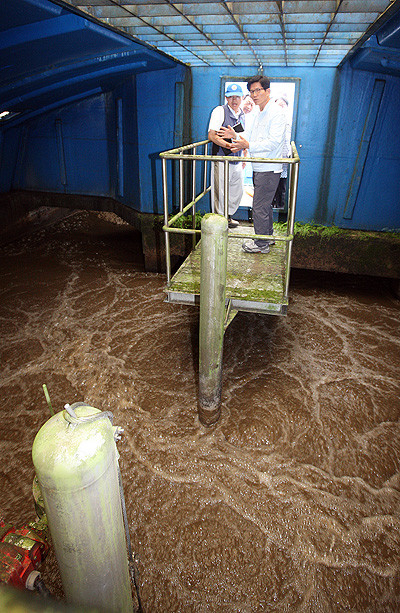 ▲ 김문수 지사가 9일 경기도 광중에서 열린 실국장회의에 앞서 긴급복구된 하수처리장 시설들을 점검하고 있다.ⓒ뉴데일리
