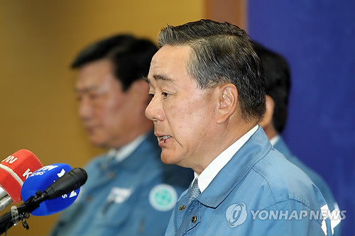 ▲ 조남호 한진중공업 회장이 10일 오전 부산시청에서 한진중공업 사태와 관련한 대국민 호소문을 발표하고 있다. ⓒ연합뉴스