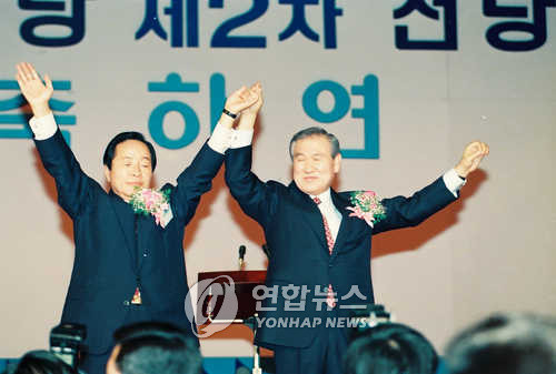 ▲ 1992년 민자당 전당대회 축하연에서 노태우 대통령과 김영삼 대표가 손을 맞잡고 지지자들의 환호에 답하고 있다. ⓒ 연합뉴스
