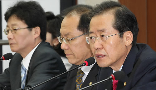 ▲ 한나라당 홍준표 대표가 10일 오전 여의도 한나라당사에서 열린 최고·중진연석회의에서 모두발언을 하고 있다. ⓒ연합뉴스