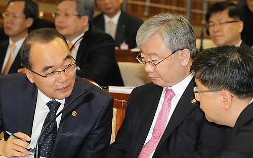 ▲ 국회 저축은행 국정조사특별위원회의 국무총리실 등에 대한 종합질의 마지막 날인 10일 오전 국회 본청에서 박재완 기획재정부 장관이 김석동 금융위원장, 임채민 국무총리실장(왼쪽부터)과 이야기를 나누고 있다. ⓒ연합뉴스