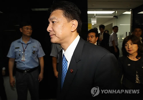 ▲ 한바탕 쇼 日자민당 의원들 사진은 지난 8월 1일 울릉도 방문을 위해 한국 입국을 시도하다 입국을 거부당한 신도 일본 자민당 의원 등 일행 3명이 서울 강서구 김포공항에서 20시 10분발 ANA항공편으로 일본으로 되돌아가기 위해 출국장으로 향하고 있는 모습(자료사진)ⓒ