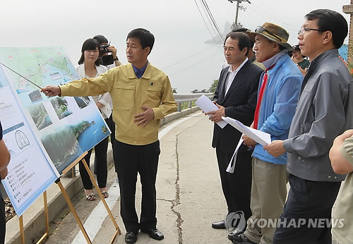 ▲ 울릉도 일주도로 둘러보는 이재오 장관 사진은 지난 8월 3일 이재오 특임장관과 김해진 차관이 경북 울릉도 일주도로 보수 공사 예정지를 방문, 관계자의 설명을 듣고 있는 모습(자료사진)ⓒ