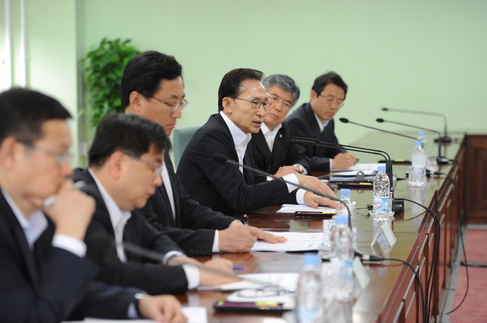 ▲ 이명박 대통령이 10일 과천 기획재정부 청사에서 `금융시장 위기관리 비상대책회의'를 주재하고 있다.ⓒ청와대