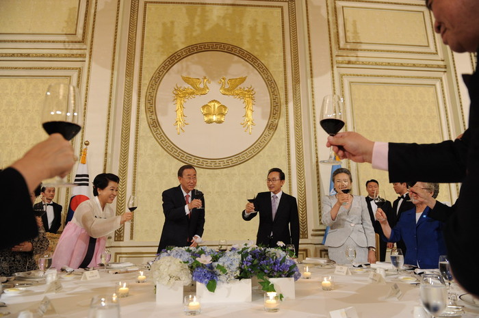 ▲ 이명박 대통령과 반기문 유엔 사무총장이 10일 청와대 영빈관에서 열린 반 총장의 연임 축하 만찬에서 건배를 하고 있다.ⓒ청와대