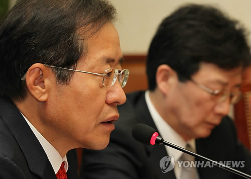 ▲ 한나라당 홍준표 대표가 11일 오전 국회에서 열린 한나라당 최고위원회의에서 북한의 서해 포사격을 비판하고 있다. ⓒ연합뉴스