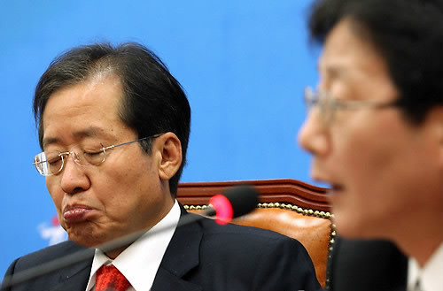 ▲ 한나라당 홍준표 대표가 11일 오전 국회에서 열린 한나라당 최고위원회의에서 유승민 최고위원의 발언을 들으며 생각에 잠겨 있다. ⓒ연합뉴스