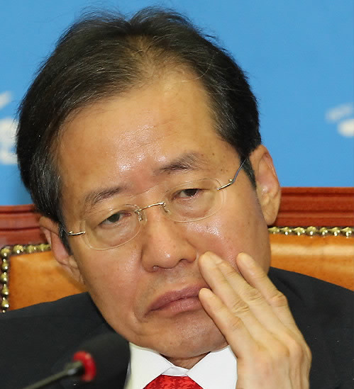 ▲ 한나라당 홍준표 대표가 11일 오전 국회에서 열린 한나라당 최고위원회의에서 유승민 최고위원의 발언을 들으며 생각에 잠겨 있다. ⓒ연합뉴스