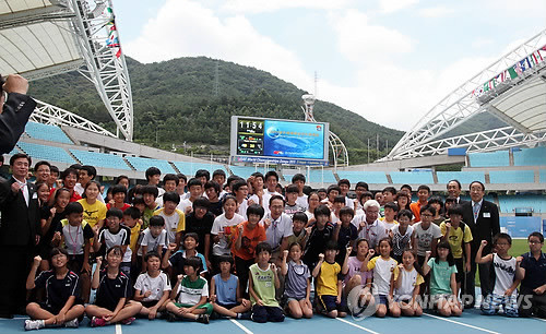 ▲ 이명박 대통령이 11일 대구 수성구 대흥동 대구스타디움을 찾아 육상 꿈나무들과 국제대회 성공을 염원하며 파이팅을 외치고 있다.ⓒ연합뉴스