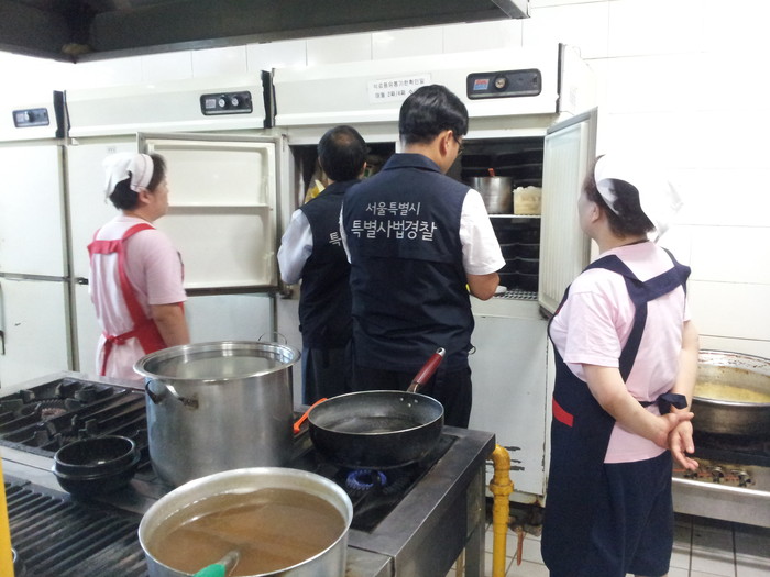 ▲ 서울시특별사법경찰이 한 찜질방 식당 조리실 위생상태를 점거하고 있다. ⓒ 자료사진