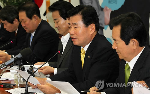 ▲ 민주당 김진표 원내대표가 12일 오전 국회 당대표실에서 열린 최고위원회의에서 오세훈 서울시장을 비판하고 있다. ⓒ연합뉴스