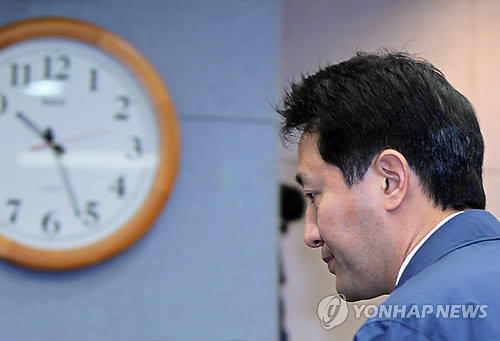 ▲ 주민투표 시간은 다가오는데… 세금급식 주민투표를 앞둔 오세훈 서울시장이 12일 서울 중구 서울시청 별관에서 주민투표와 관련해 대선불출마를 선언한 뒤 회견장을 나서고 있다.ⓒ연합뉴스