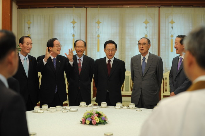 ▲ 이명박 대통령이 12일 청와대에서 열린 통일고문회의에 앞서 참석자들과 차를 마시며 환담을 나누고 있다.ⓒ청와대