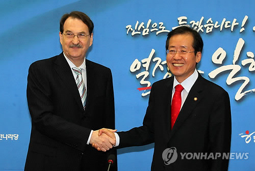 ▲ 한나라당 홍준표 대표가 12일 오전 국회 당대표실을 예방한 샘 게로비치 주한 호주대사와 악수하고 있다. ⓒ연합뉴스