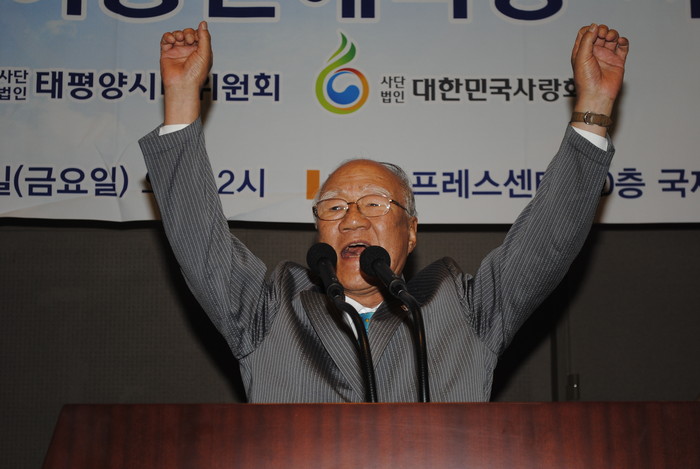 ▲ 이용택 건국기념사업회 수석부회장이 만세삼창을 하고 있다.ⓒ 뉴데일리 최종희 기자