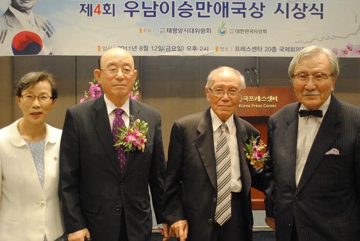 ▲ 제4회 우남이승만 애국상 수상기념(오른쪽부터 시상을 맡은 김동길 이사장, 개인상 수상자인 손진 건국기념사업회장, 단체상 수상자인 자유시민연대 유기남 공동대표, 시상식을 주최한 김길자 대한민국사랑회장.ⓒ 뉴데일리 최종희 기자