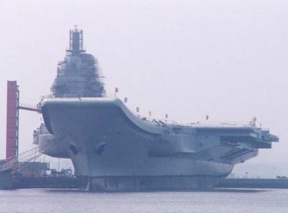 ▲ 중국의 첫 항공모함 '스랑'의 모습. 14일 시험항해를 마치고 모항인 대련으로 입항했다.