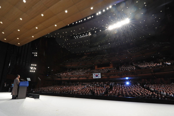 ▲ 이명박 대통령이 15일 서울 세종문화회관에서 열린 제66주년 광복절 경축식에서 축사를 하고 있다.ⓒ청와대