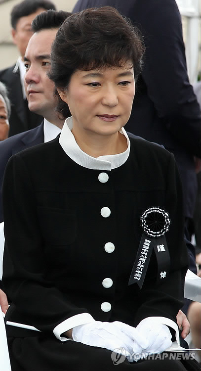 ▲ ⓒ한나라당 박근혜 전 대표가 15일 서울시 동작구 동작동 국립현충원에서 열린 `제37주기 고(故) 육영수 여사 추도식'에서 앉아 있다.