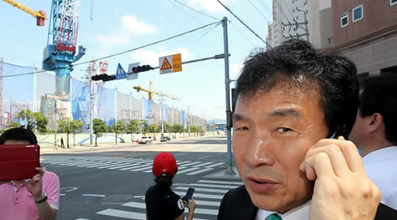 ▲ 손학규 민주당 대표가 지난 4일 부산 영도 한진중공업을 찾아 고공 크레인 위에서 농성중인 김진숙 지도위원과 전화통화를 하고 있다. ⓒ 연합뉴스