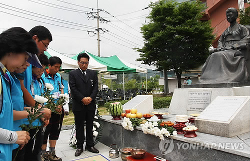 ▲ 고 육영수 여사 37주기 추모식이 15일 고향인 충북 옥천에서 열린 가운데 추모객들이 육 여사 동상 앞에 헌화하고 있다. ⓒ연합뉴스
