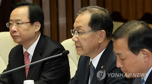 ▲ 한나라당 황우여 원내대표가 16일 국회에서 열린 원내대책회의에서 이명박 대통령의 경축사와 관련해 발언하고 있다. ⓒ연합뉴스