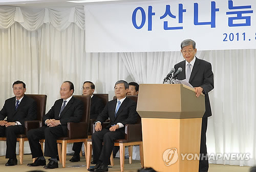 ▲ 정진홍 '아산나눔재단' 준비위원장이 16일 서울 현대계동사옥에서 재단 설립과 관련해 기자회견을 하고 있다.연합뉴스