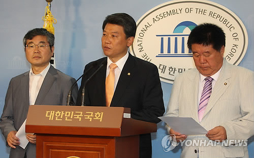 ▲ 야당공동정책협의회 소속 의원들이 한-미 FTA 비준동의안 철회 후 협정문 재검토 촉구 성명을 발표하고 있다. ⓒ연합뉴스