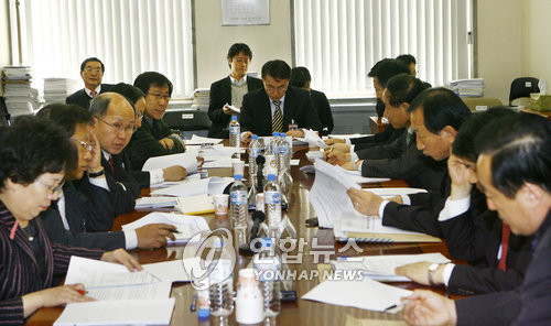 ▲ 지난 2008년 2월 국회 선거구획정위원회 위원들이 선거구 통합에 대해 논의하고 있다. ⓒ연합뉴스